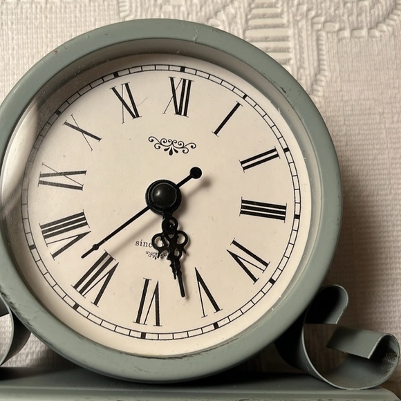 Blue quartz movement table top clock like new - Picture 6 of 7